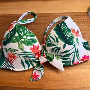 NWOT Shade & Shore Bikini Top
Beautiful design. Size 34C
#124A
